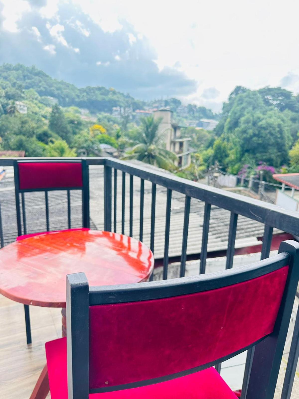 Kandy Lakeside Escape