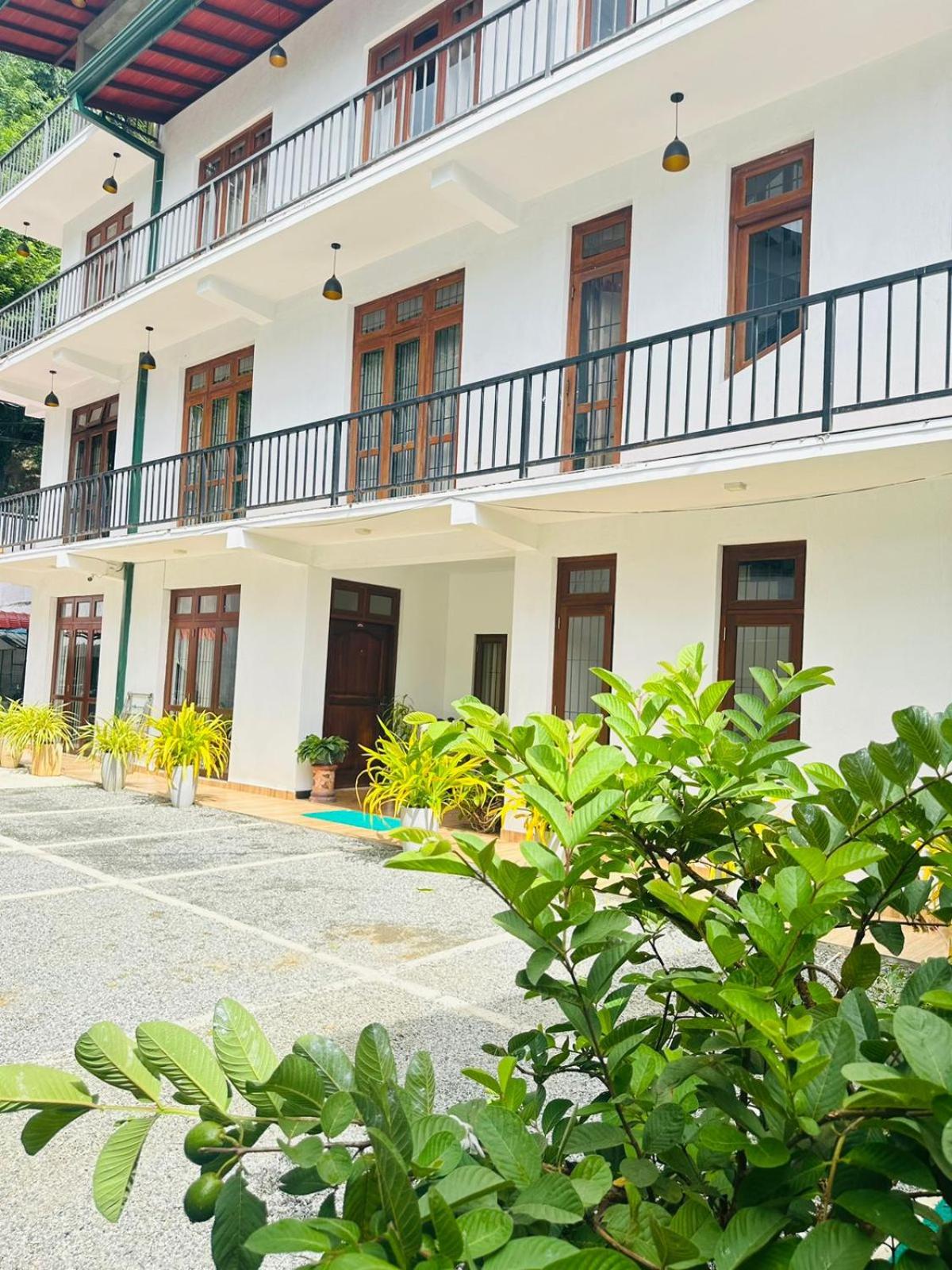 Kandy Lakeside Escape