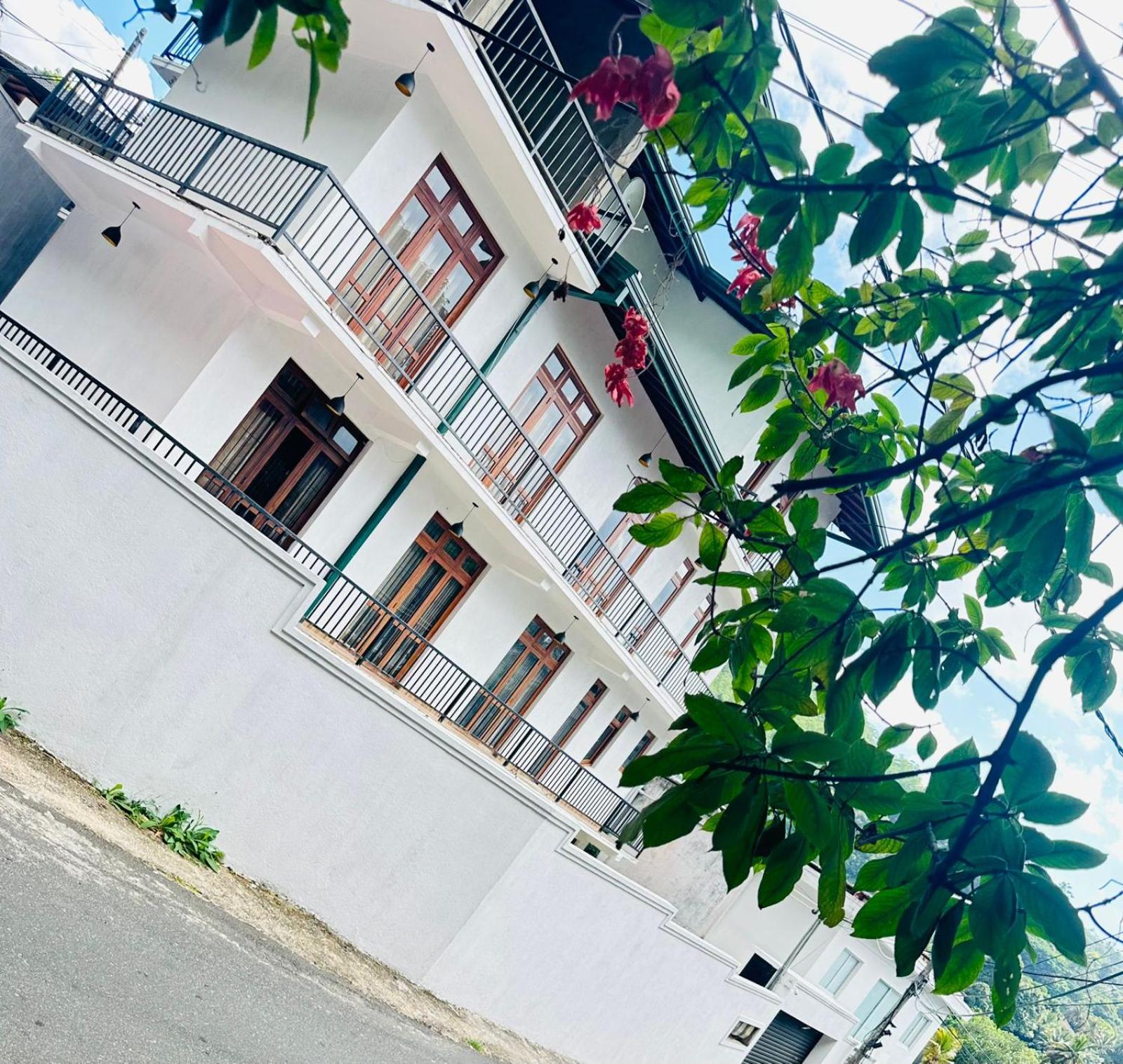 Kandy Lakeside Escape