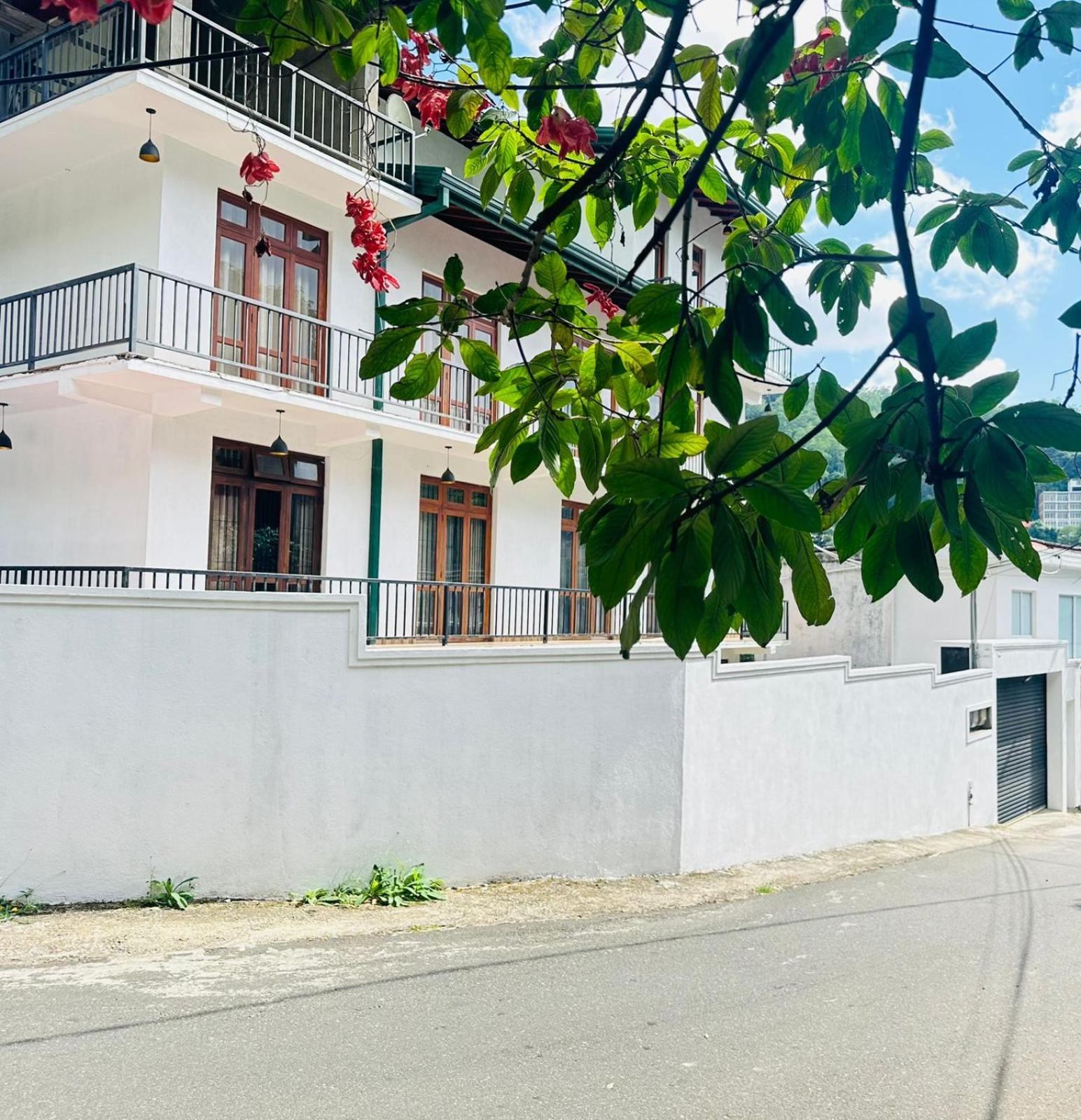 Kandy Lakeside Escape