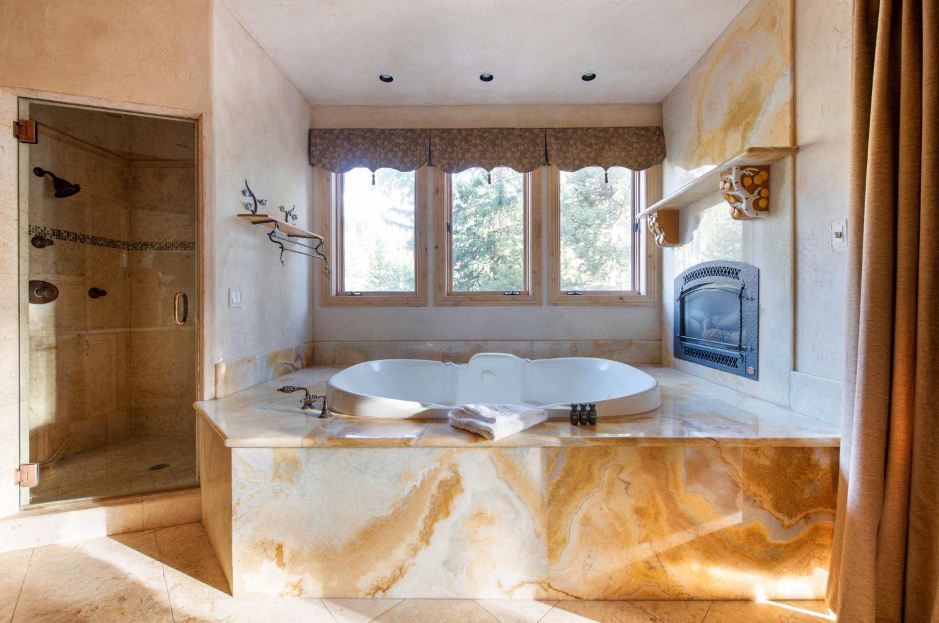 Cherry Ridge by AvantStay Incredible Mountain Mansion w Game Room Hot Tub Views