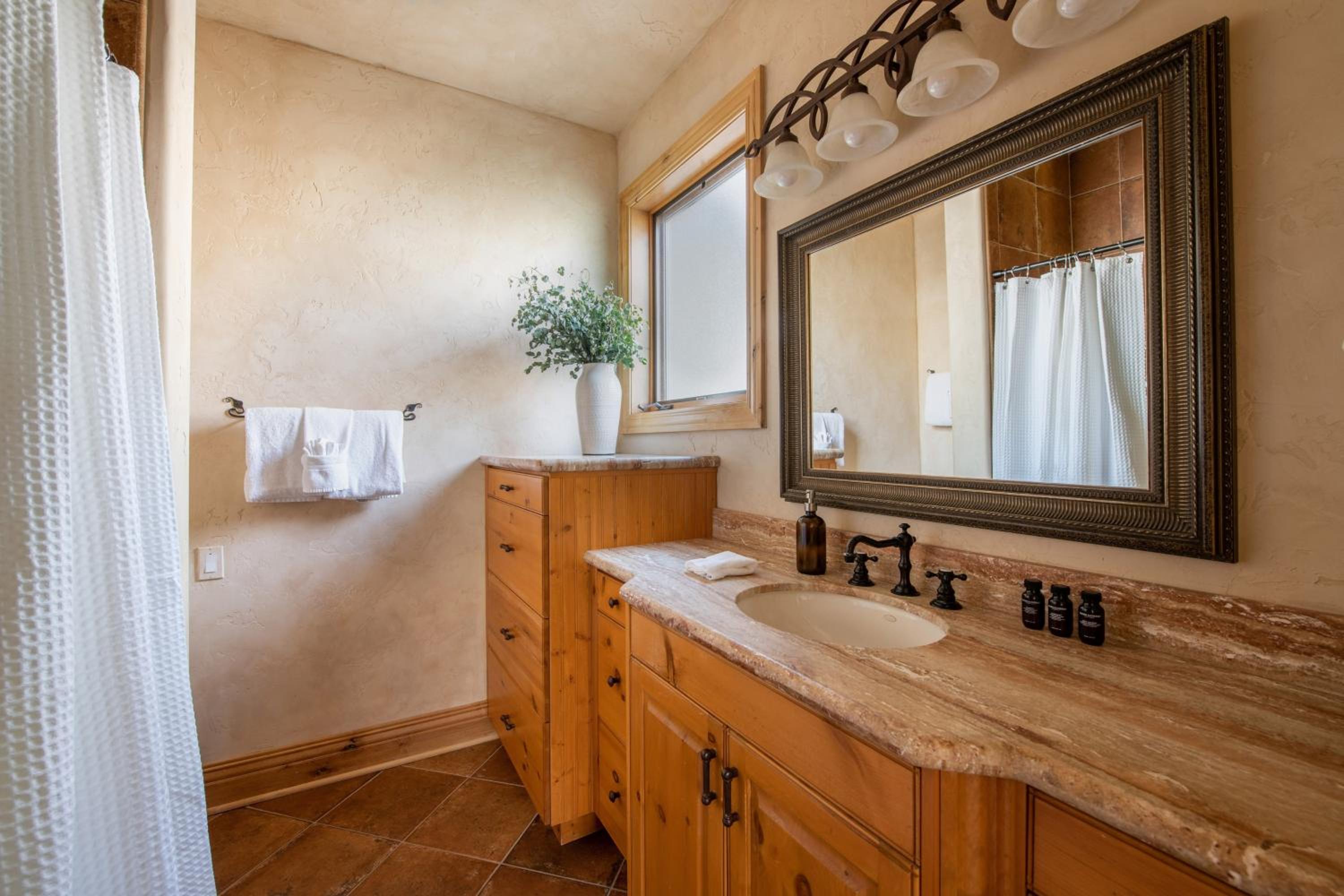 Cherry Ridge by AvantStay Incredible Mountain Mansion w Game Room Hot Tub Views