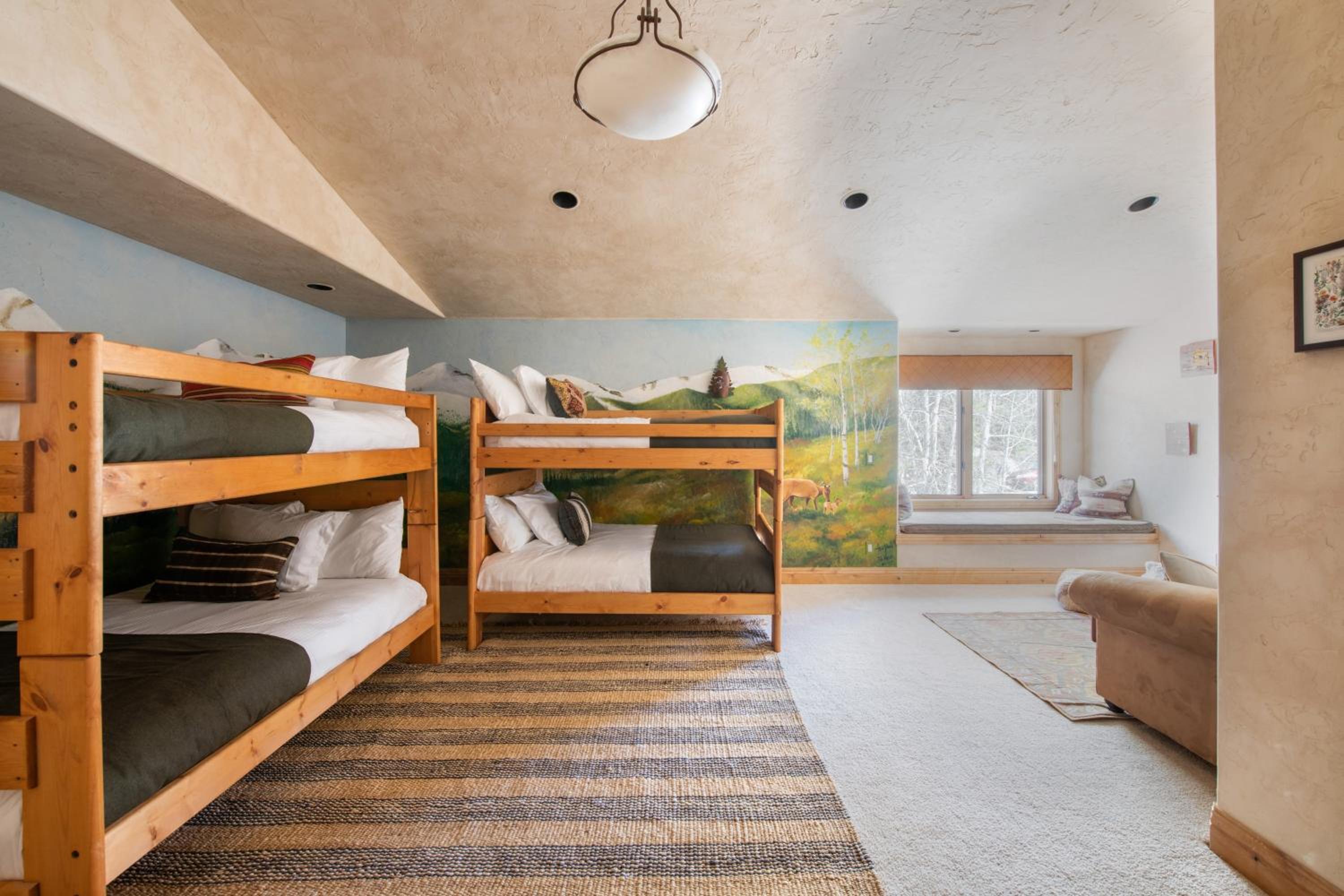 Cherry Ridge by AvantStay Incredible Mountain Mansion w Game Room Hot Tub Views