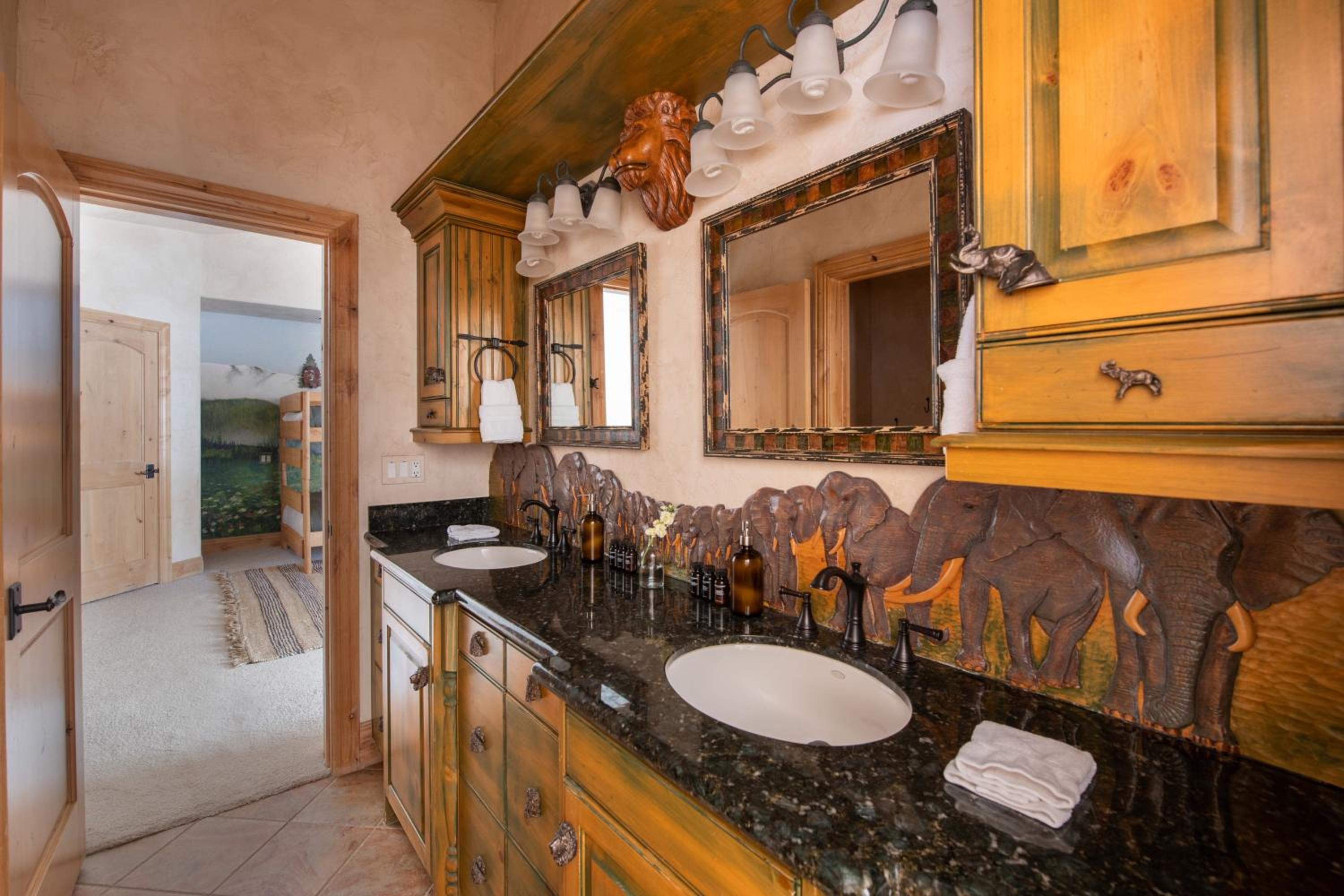 Cherry Ridge by AvantStay Incredible Mountain Mansion w Game Room Hot Tub Views