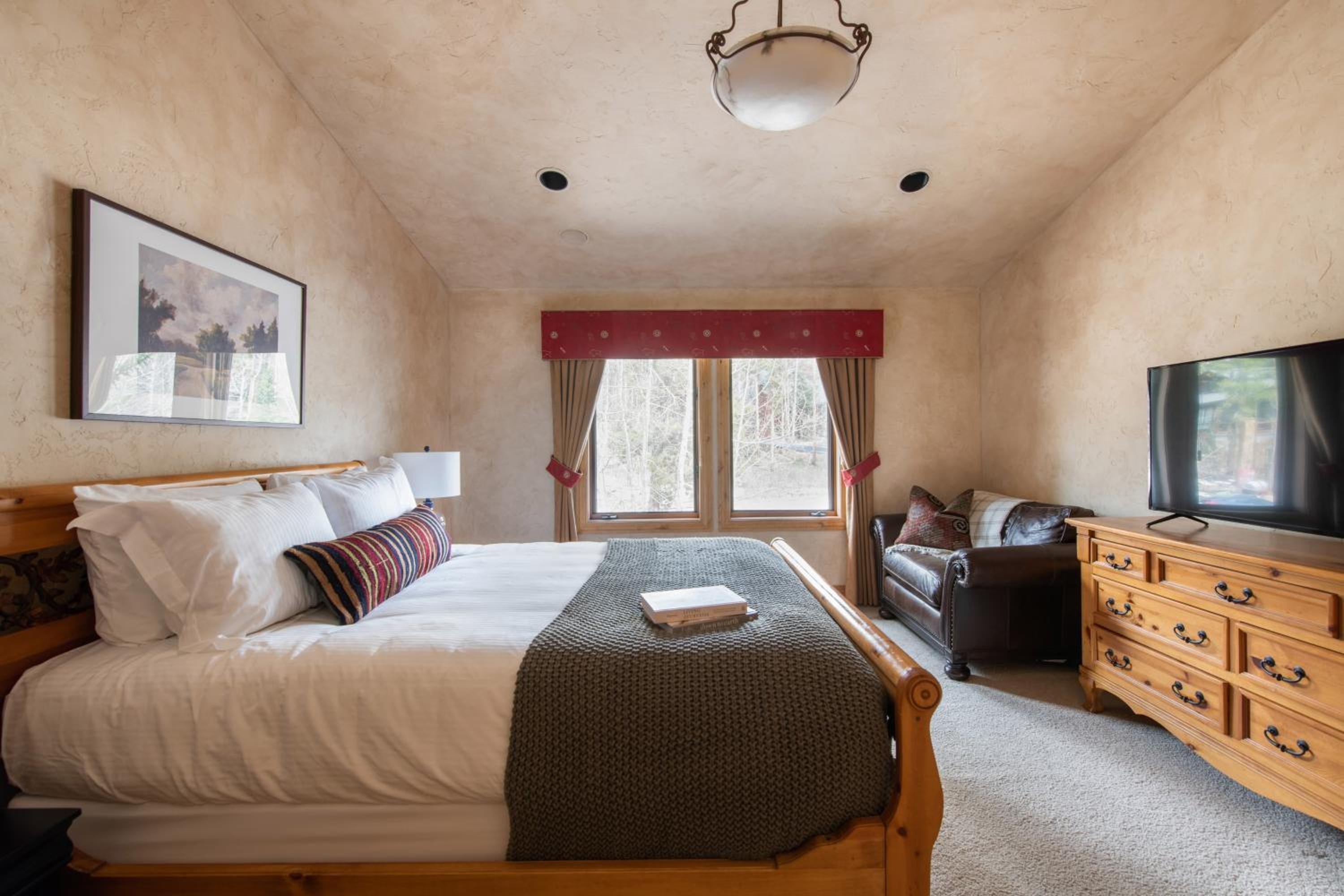 Cherry Ridge by AvantStay Incredible Mountain Mansion w Game Room Hot Tub Views