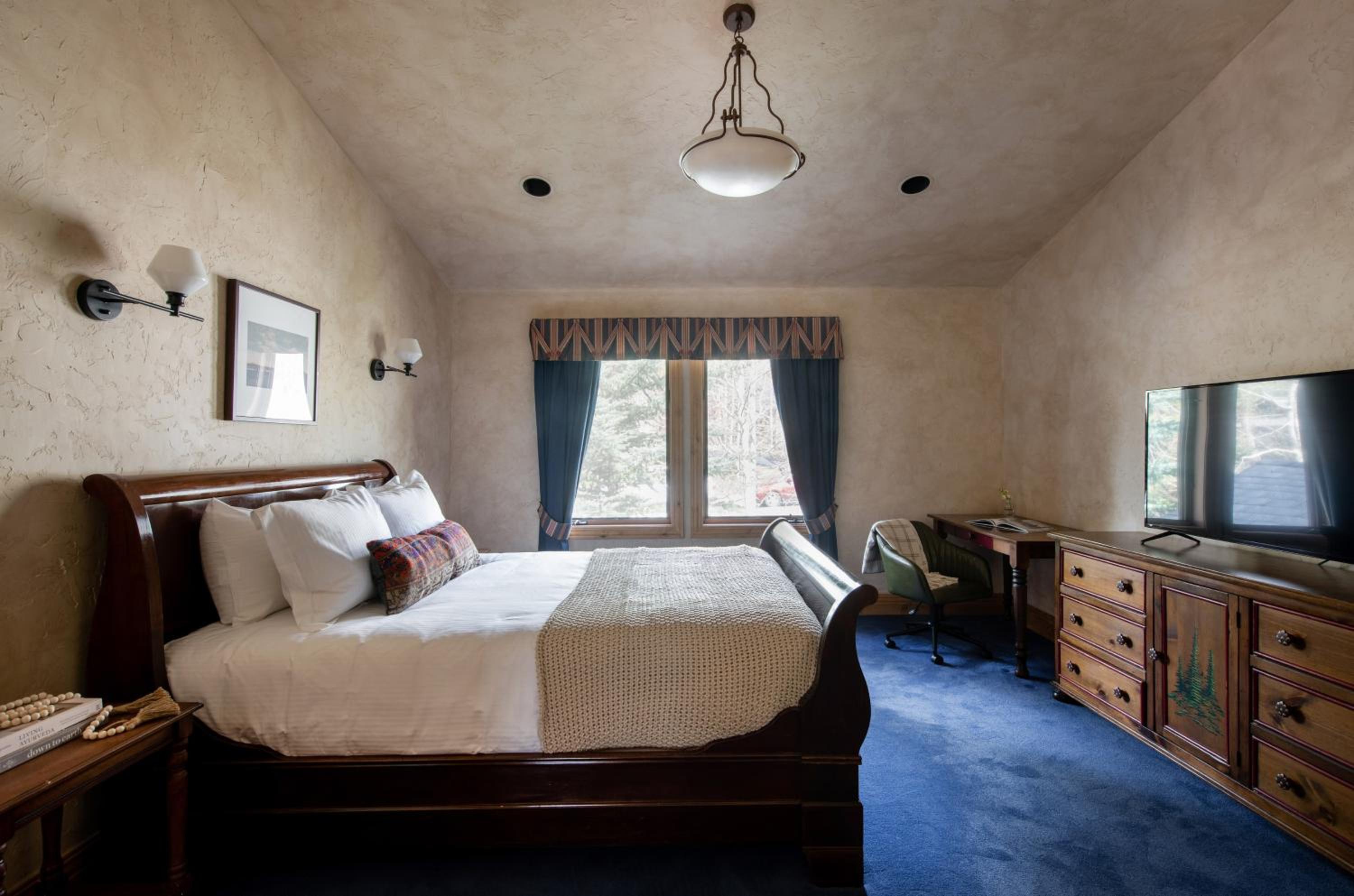 Cherry Ridge by AvantStay Incredible Mountain Mansion w Game Room Hot Tub Views