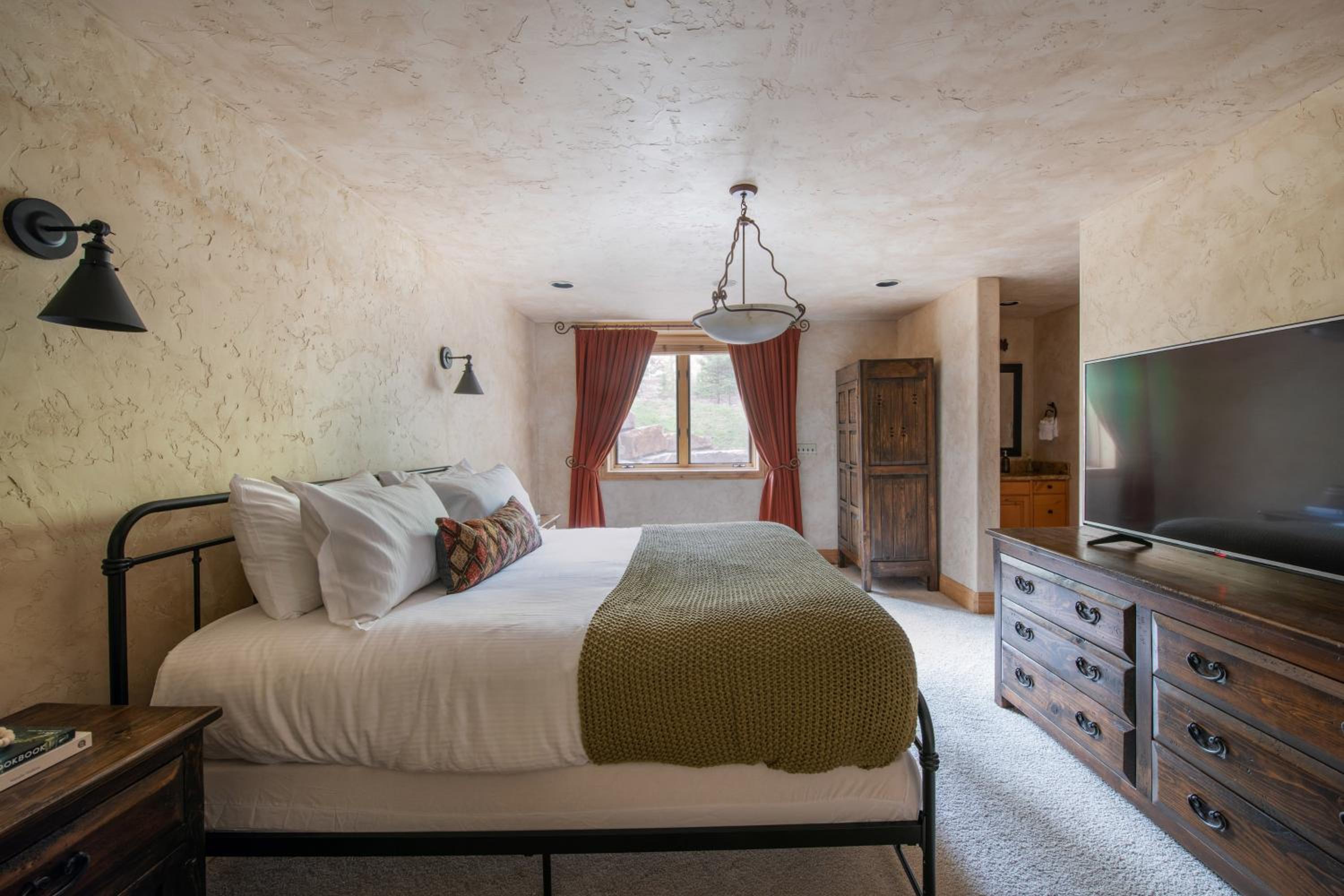 Cherry Ridge by AvantStay Incredible Mountain Mansion w Game Room Hot Tub Views