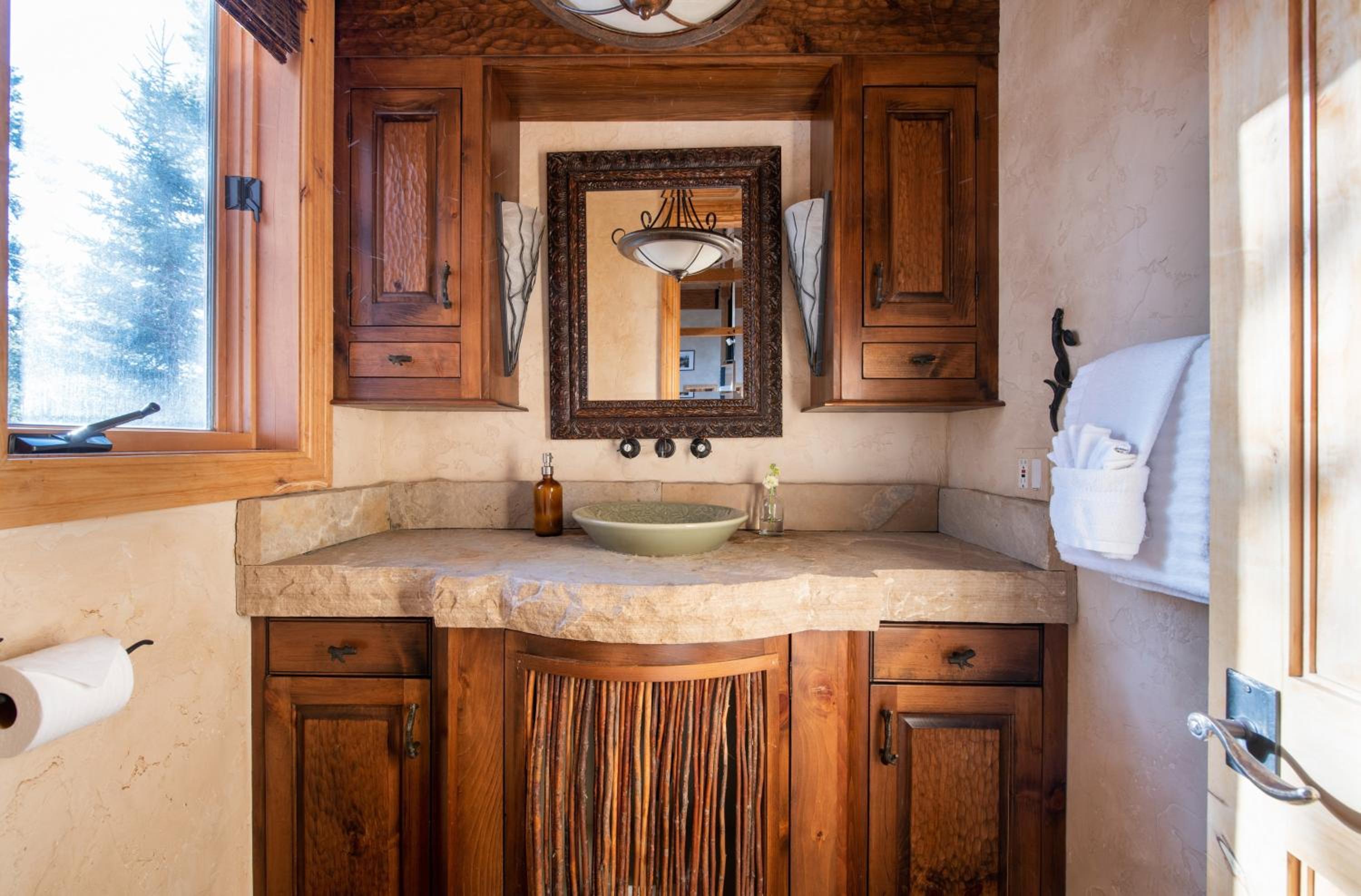 Cherry Ridge by AvantStay Incredible Mountain Mansion w Game Room Hot Tub Views