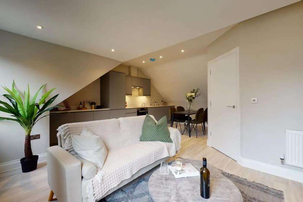 Luxury 2 Bed 2 Bath - Central Watford view 2