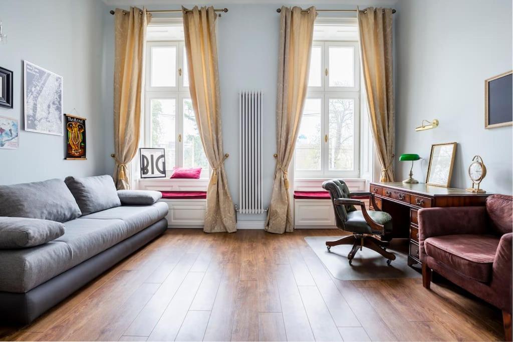 Luxury designer period apartment in Old Town by the presidential palace view 4