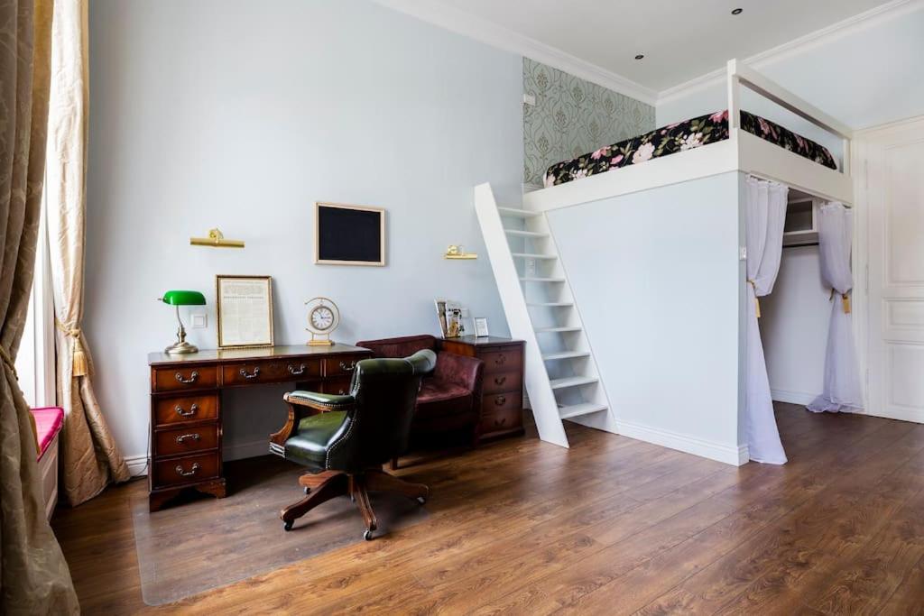 Luxury designer period apartment in Old Town by the presidential palace view 3