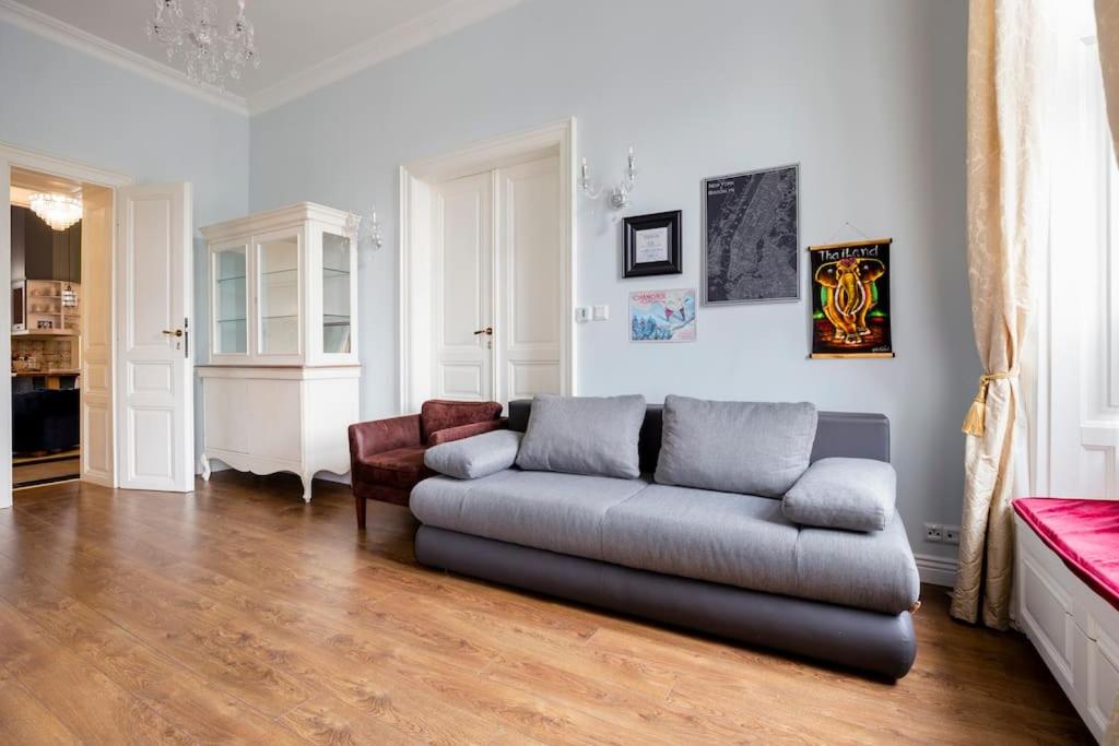 Luxury designer period apartment in Old Town by the presidential palace view 5