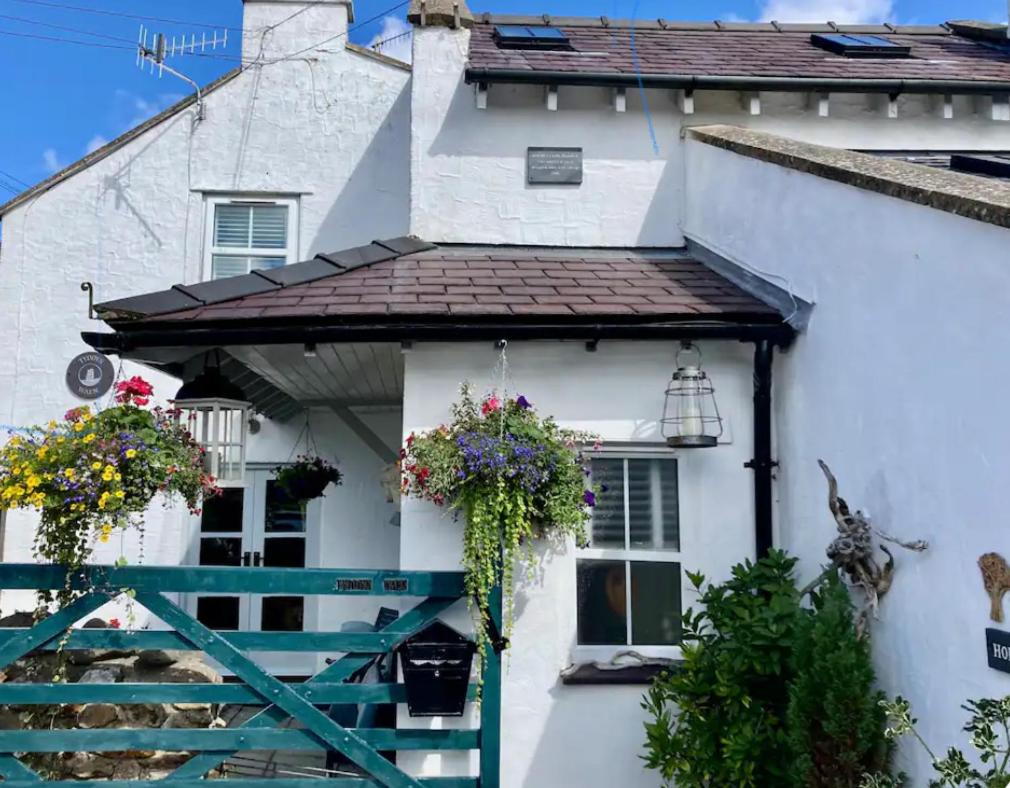 Anglesey 2 bedroom stone cottage dog friendly with EV
