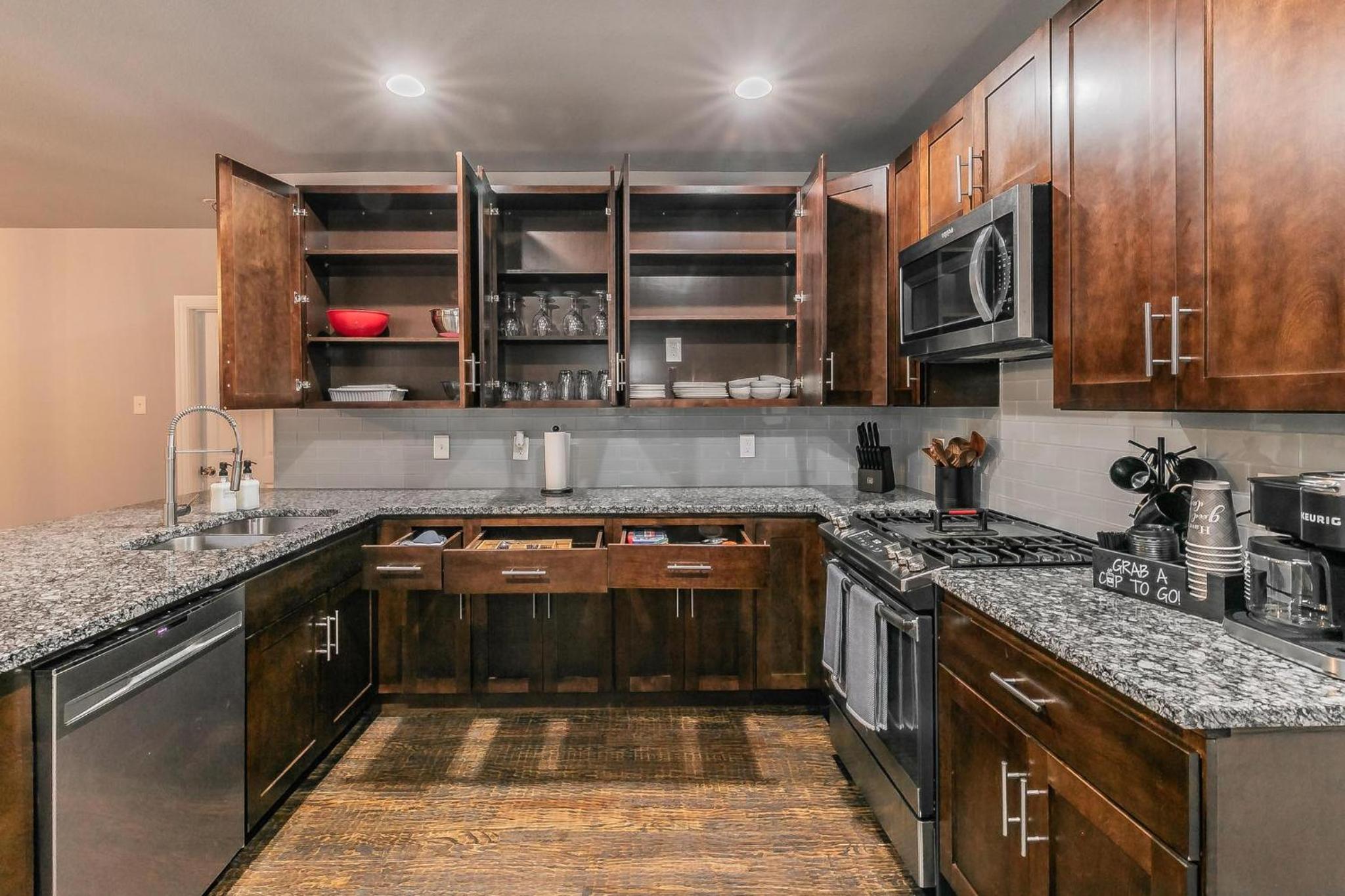 4 BEDROOM W 3 KING BEDS Next To TCU, Dtwn, Hospitals view 4