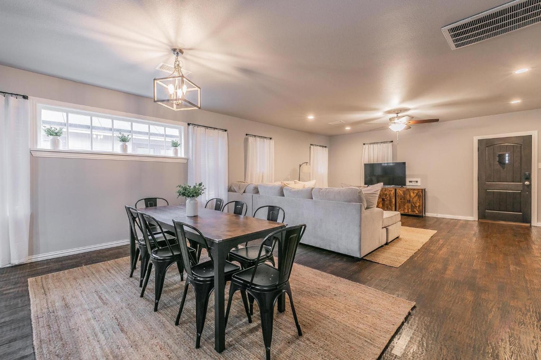 4 BEDROOM W 3 KING BEDS Next To TCU, Dtwn, Hospitals view 5