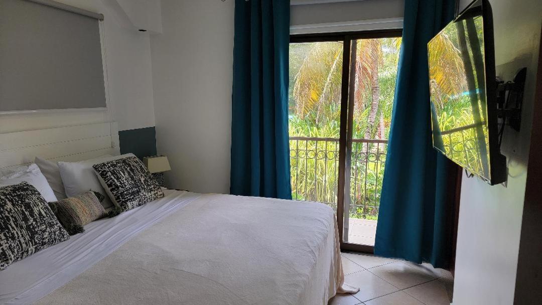 Beautiful newly refurbished 2 bedroom 2 Bathroom 2nd floor condo
