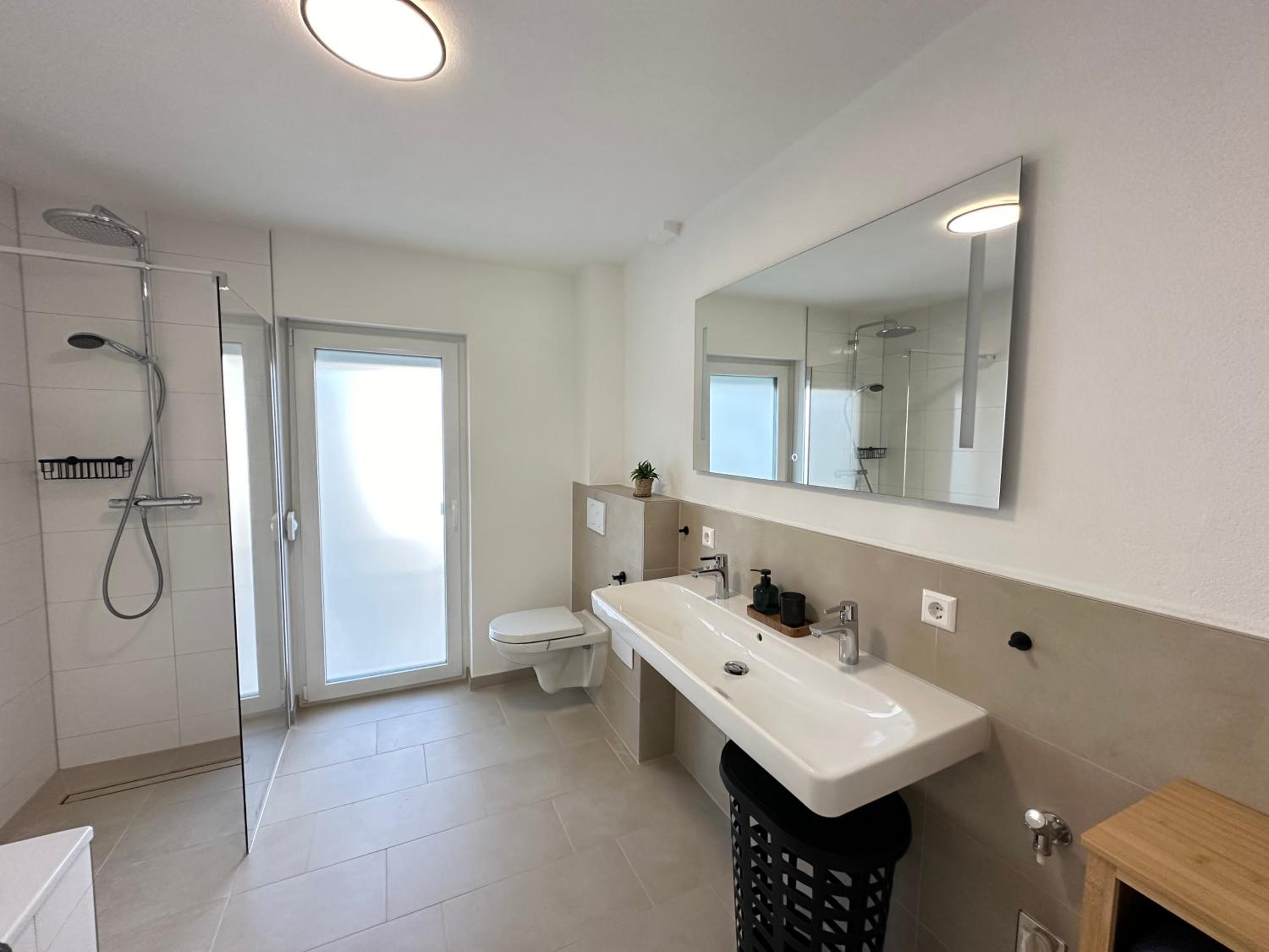 Modernes 2-Schlafzimmer Business EG Wohnung in Ehningen, IBM, Mercedes-Benz Sindelfingen, S-Bahn und A81 mit Parkplatz