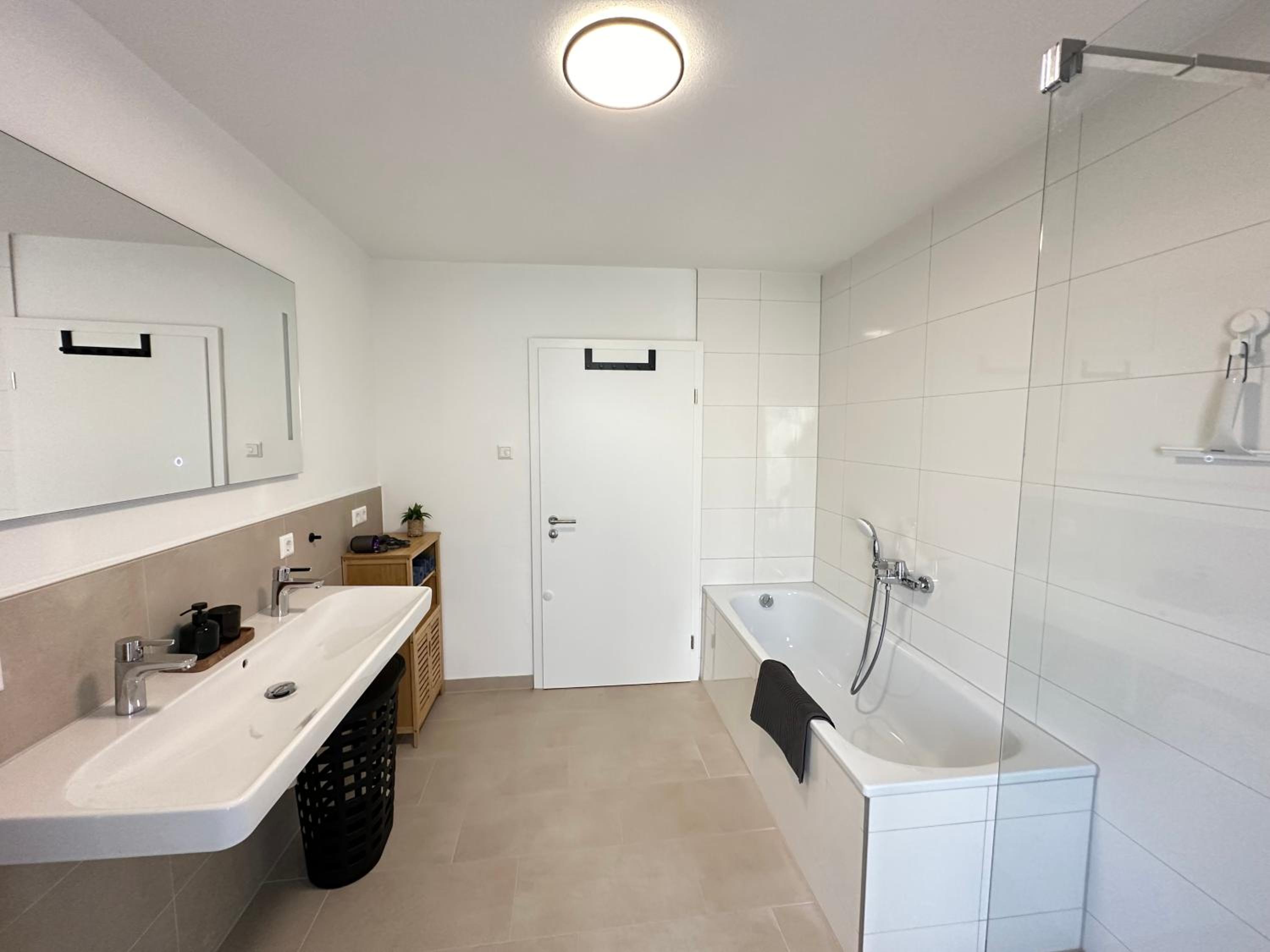 Modernes 2-Schlafzimmer Business EG Wohnung in Ehningen, IBM, Mercedes-Benz Sindelfingen, S-Bahn und A81 mit Parkplatz