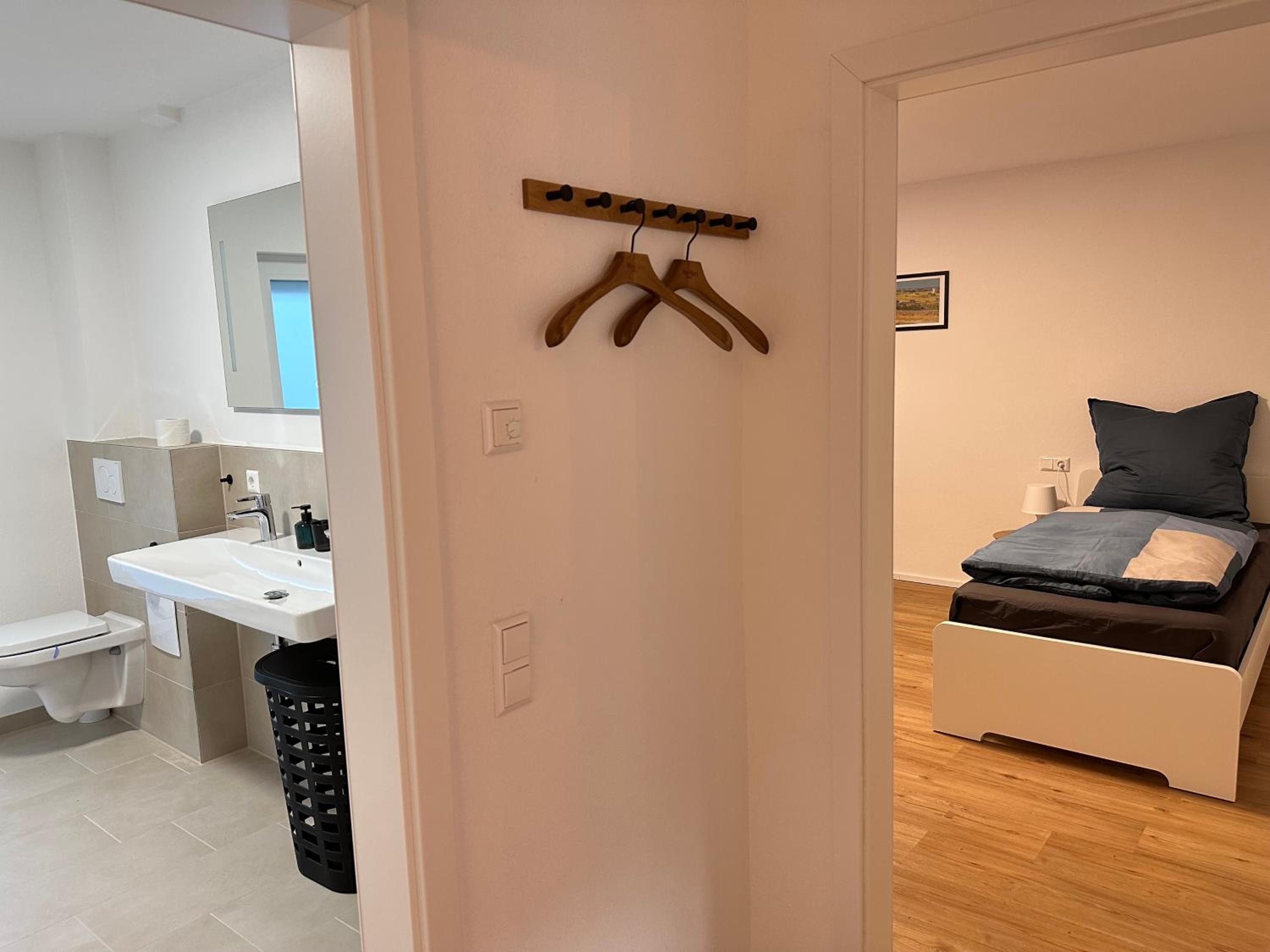 Modernes 2-Schlafzimmer Business EG Wohnung in Ehningen, IBM, Mercedes-Benz Sindelfingen, S-Bahn und A81 mit Parkplatz