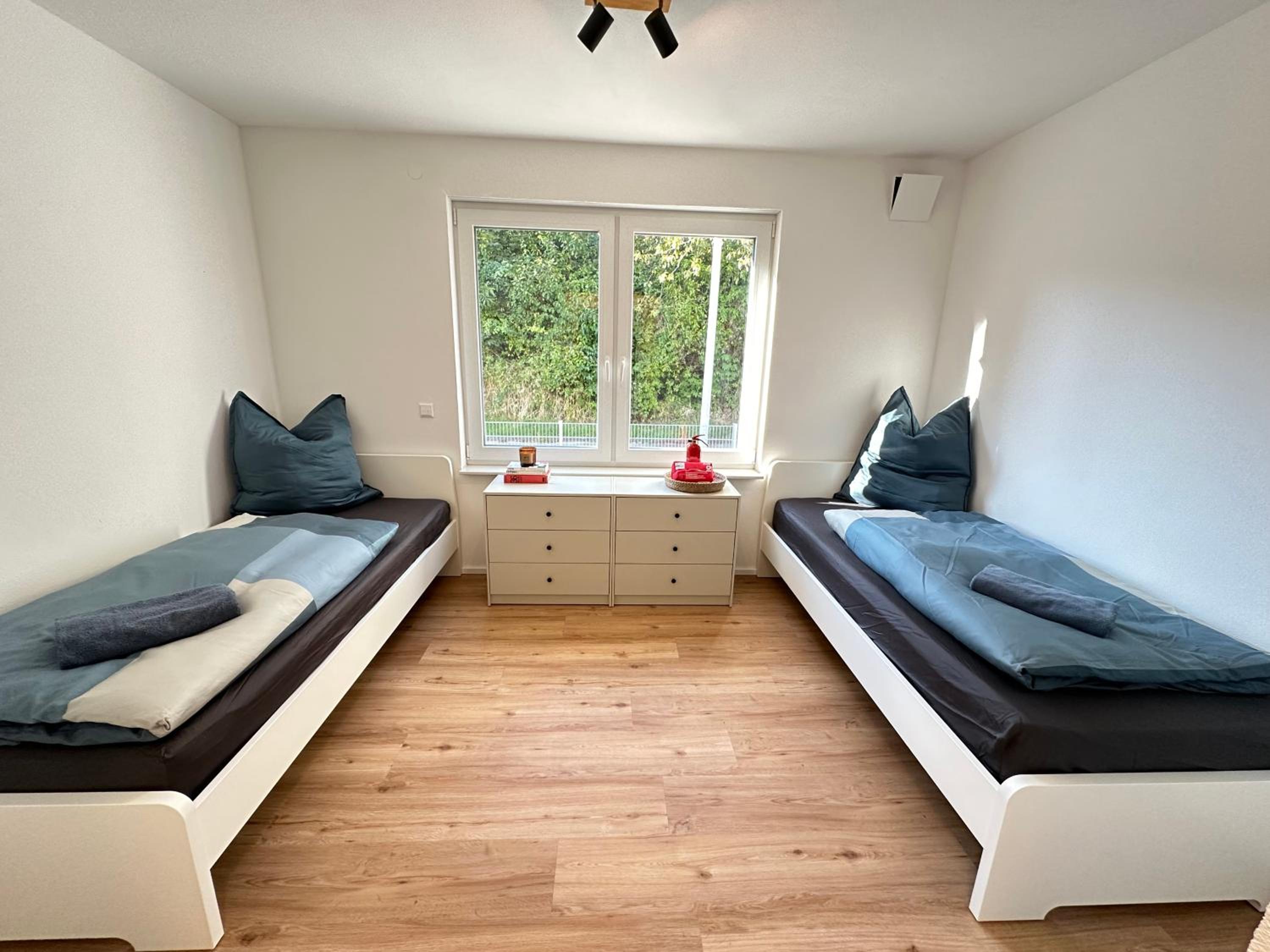 Modernes 2-Schlafzimmer Business EG Wohnung in Ehningen, IBM, Mercedes-Benz Sindelfingen, S-Bahn und A81 mit Parkplatz