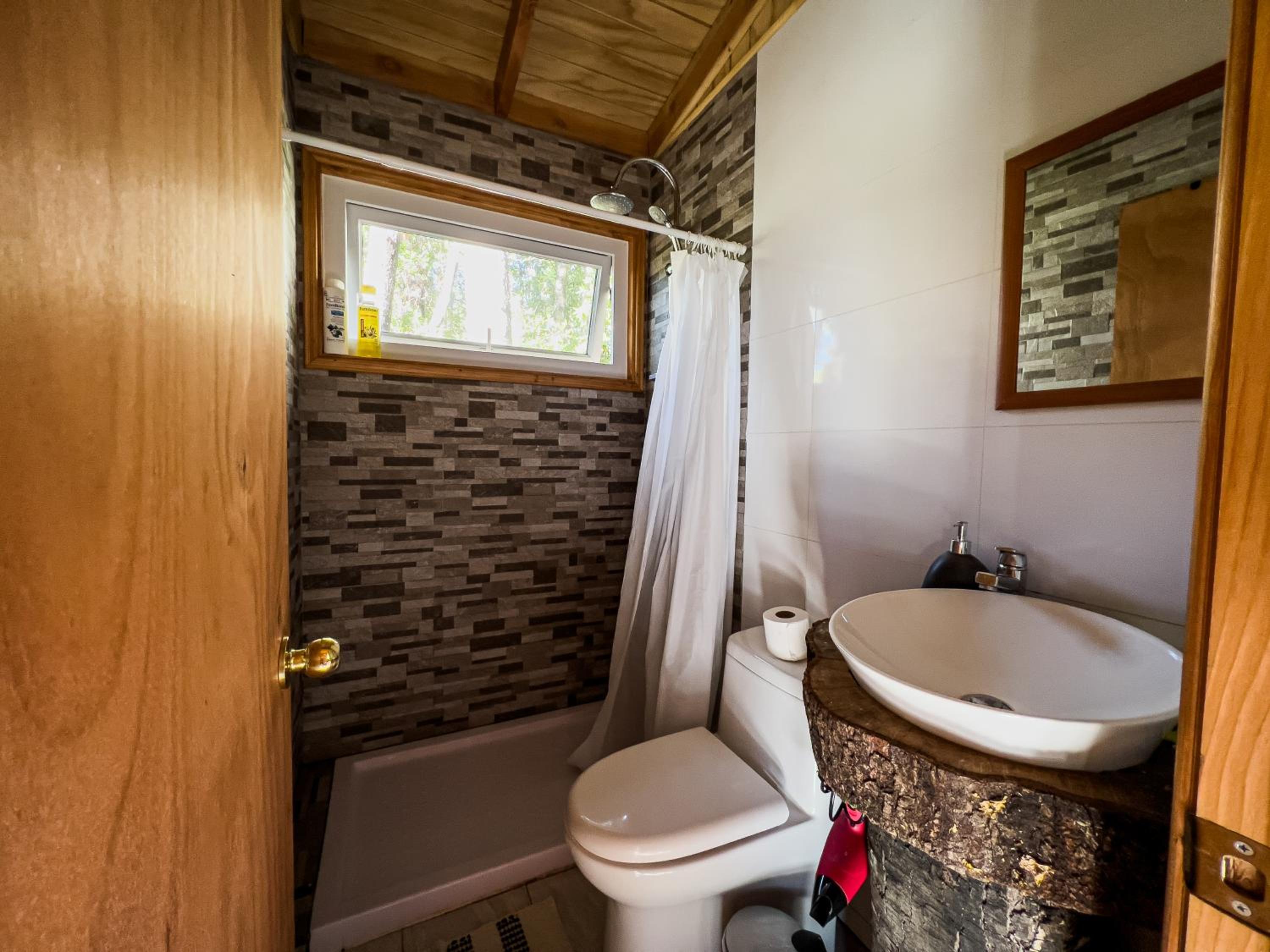 Hermoso Lodge Inserto en Bosque Andino Pucón