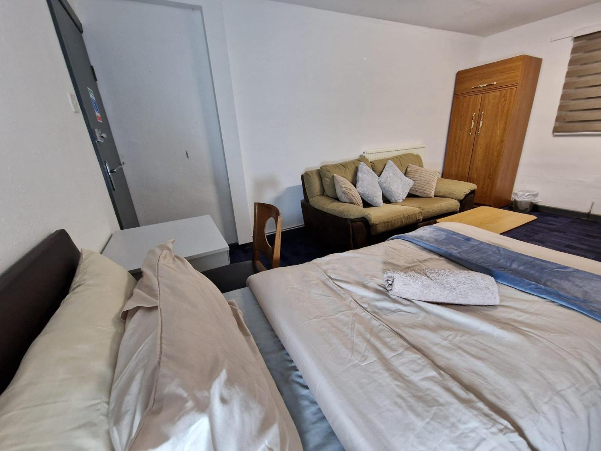 Room near East Midland Airport 5 view 5