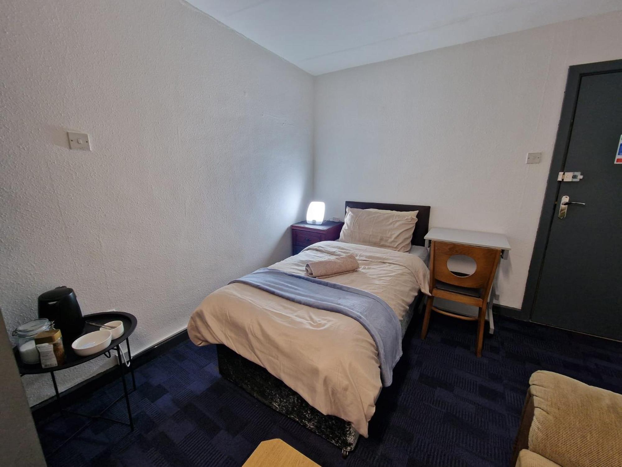 Room near East Midland Airport 5 view 4