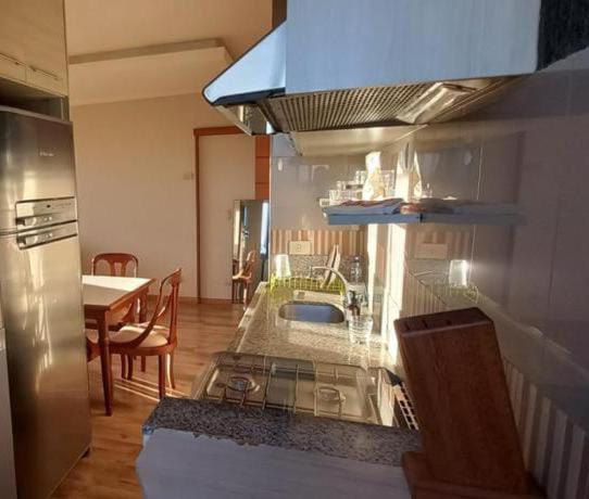 Apto-Flat privado com COZINHA, LAVANDERIA, BANHEIRO COM DUCHA e GARAGEM