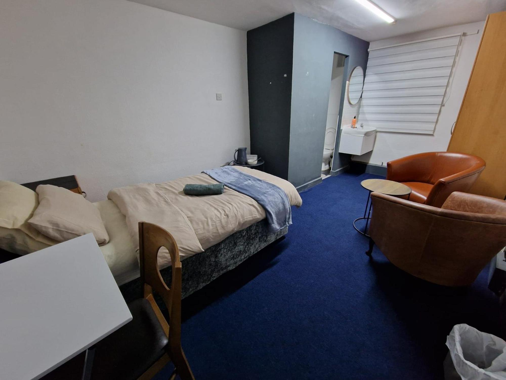 Room near East Midland Airport 6 view 4