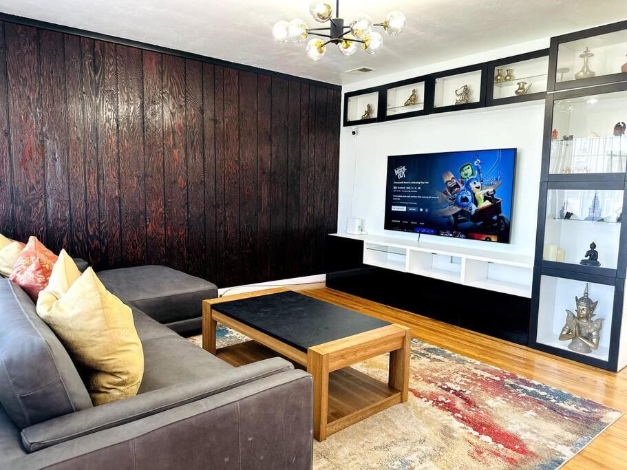 Hayward Vacations - Hayward Home - Property Image 36