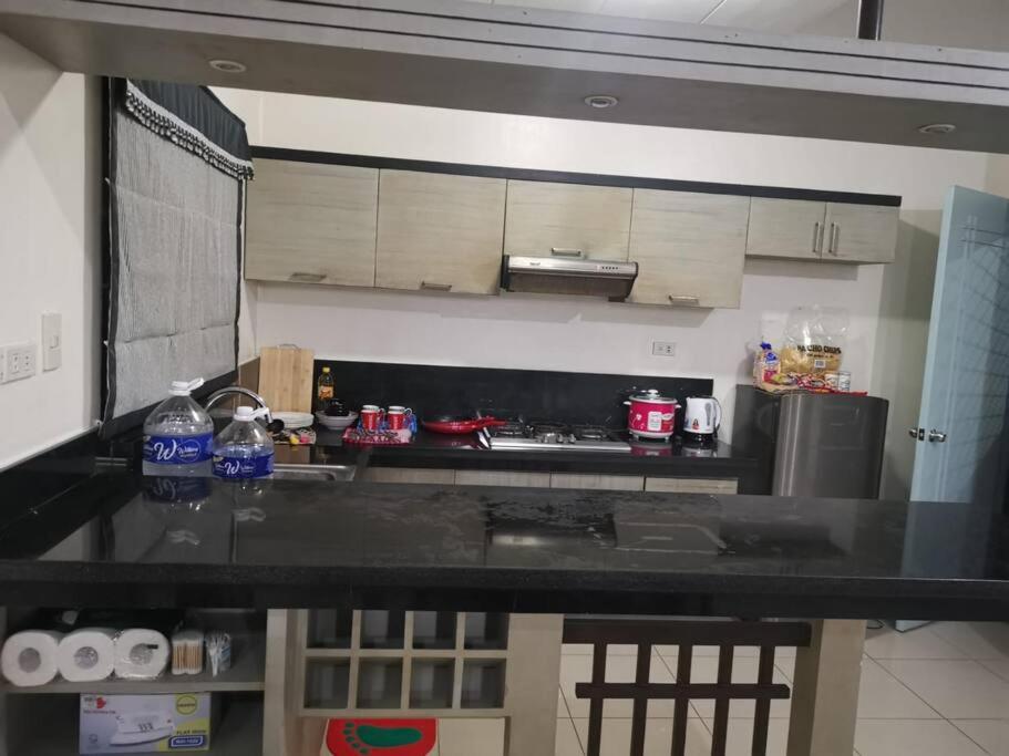 Queen room only near sm mall Fast Wifi view 4
