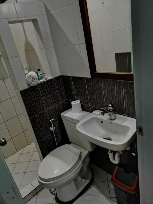 Queen room only near sm mall Fast Wifi view 5