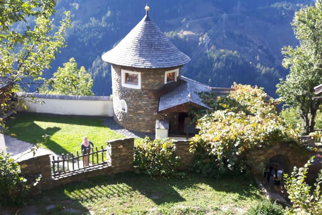 Turm in den Bergen