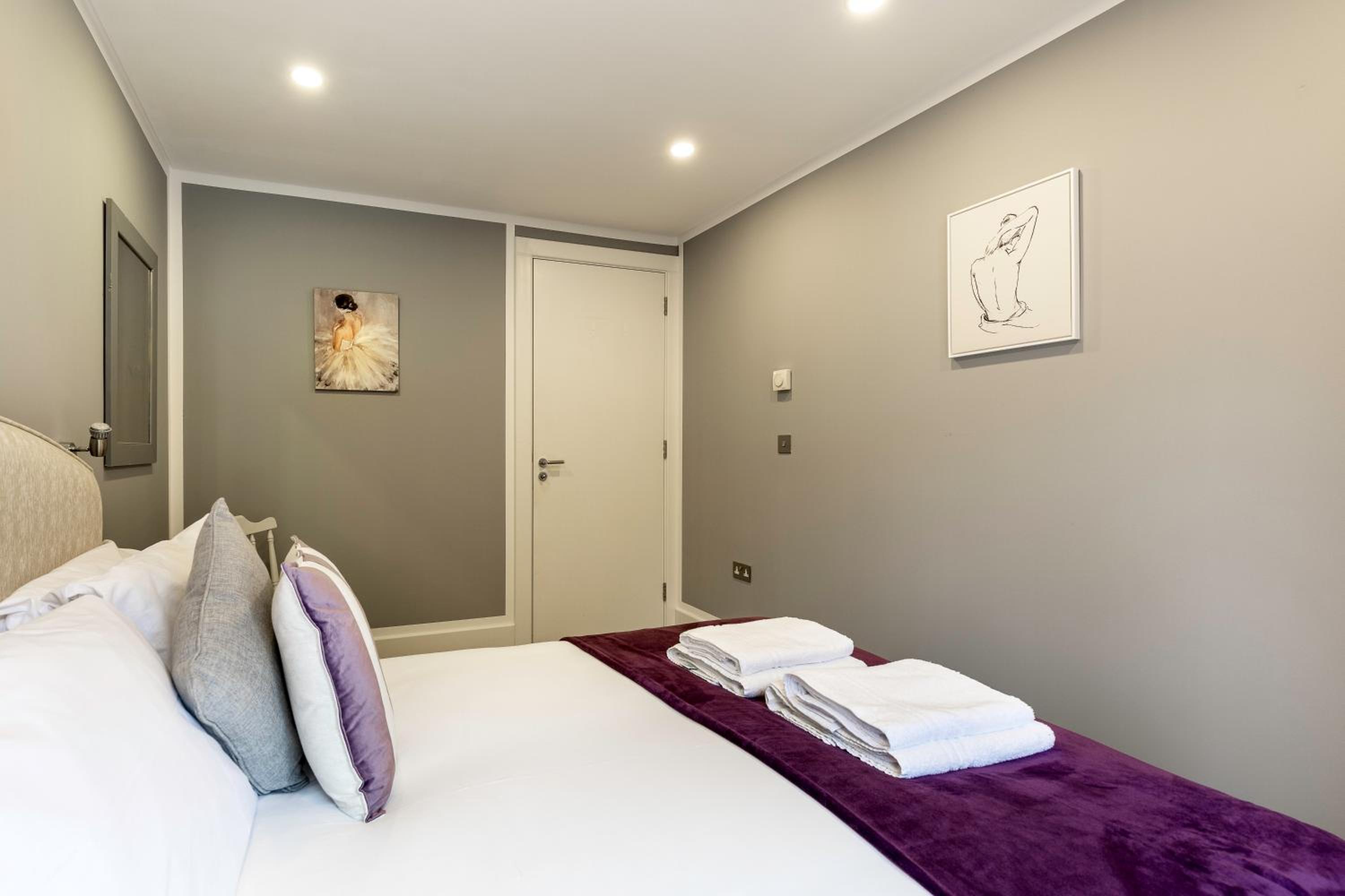 Luxury Notting Hill on Canal in city of westminster trendy massive view 2
