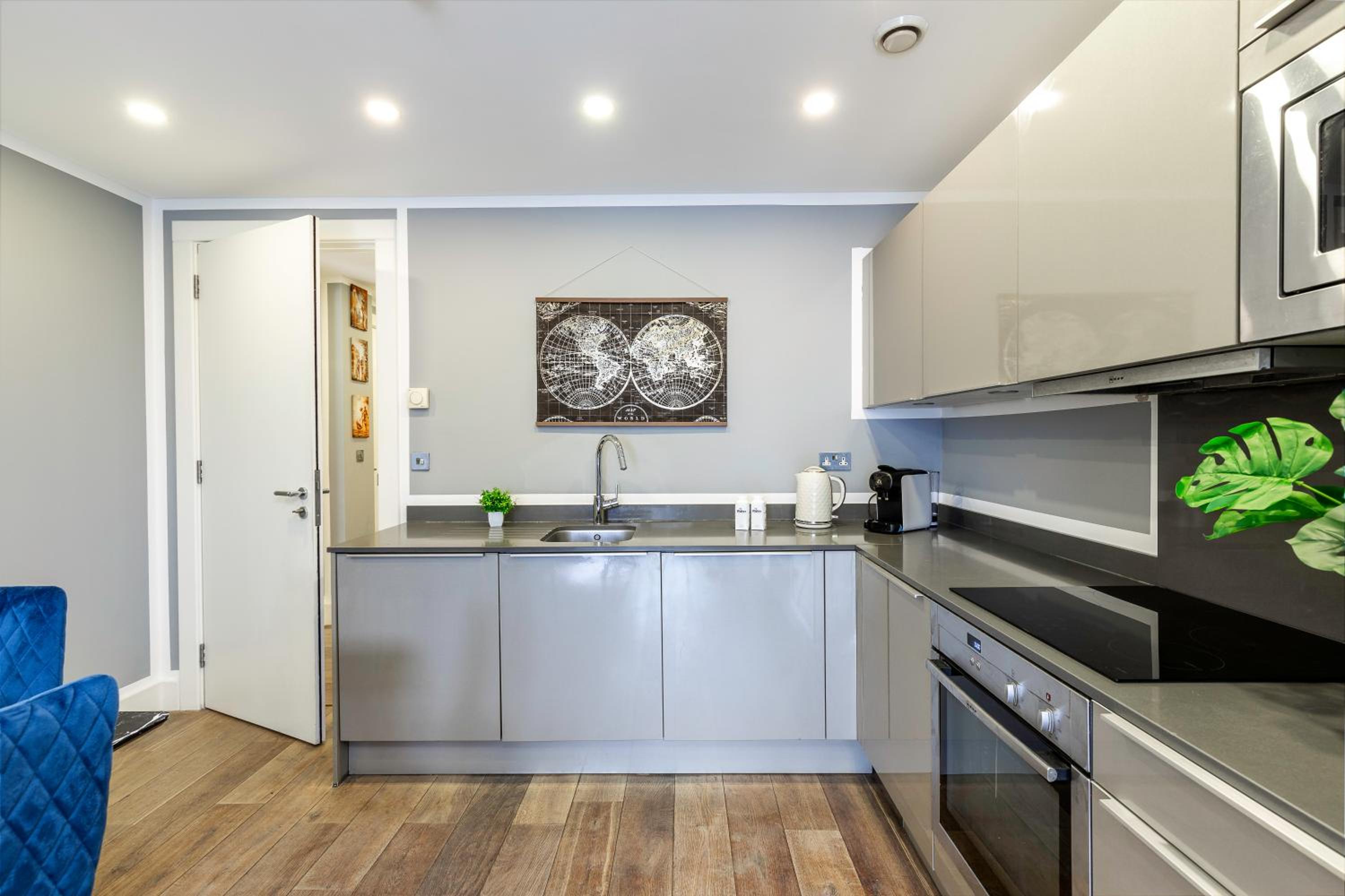 Luxury Notting Hill on Canal in city of westminster trendy massive view 3