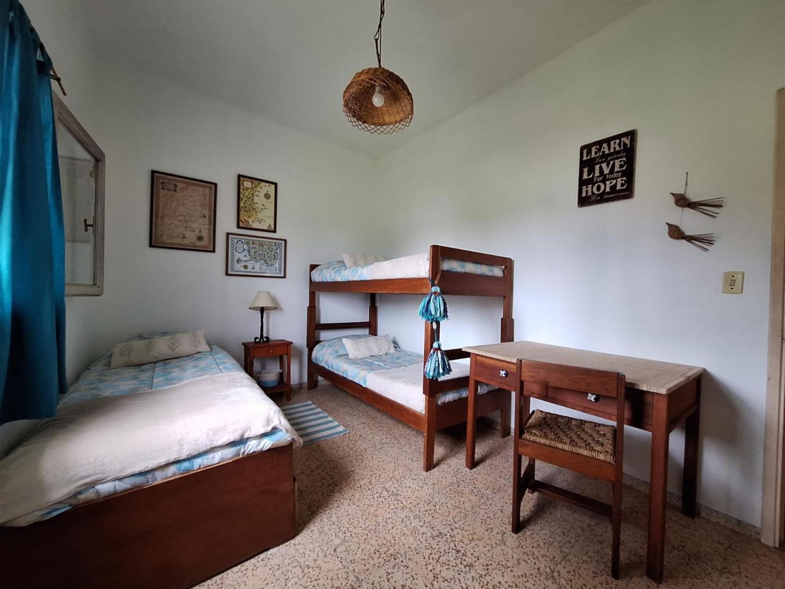 Casa a 3 cuadras del mar, amplio parrillero techado y cochera