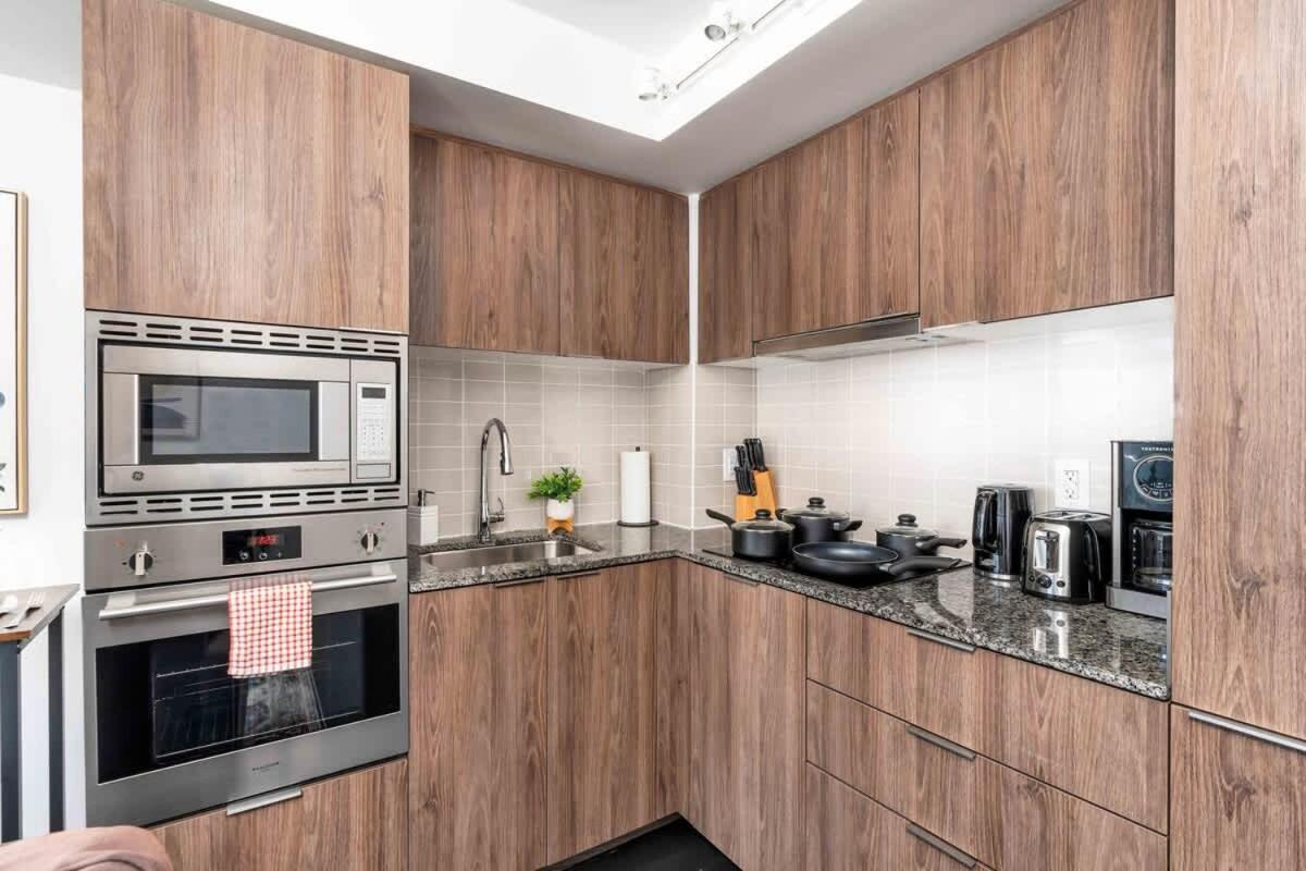 Easy Access 1BR on Bay Street