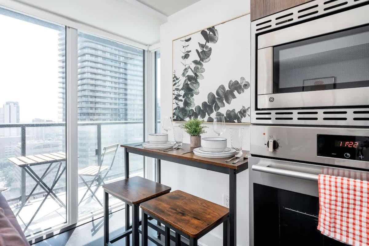 Easy Access 1BR on Bay Street