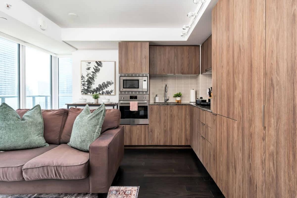 Easy Access 1BR on Bay Street