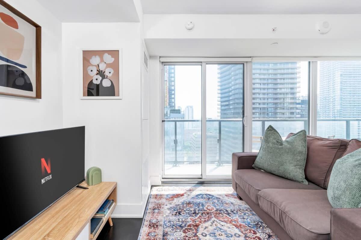 Easy Access 1BR on Bay Street