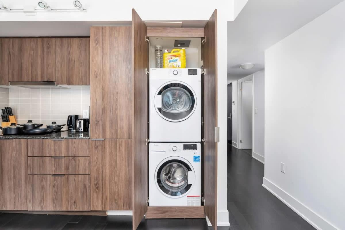 Easy Access 1BR on Bay Street