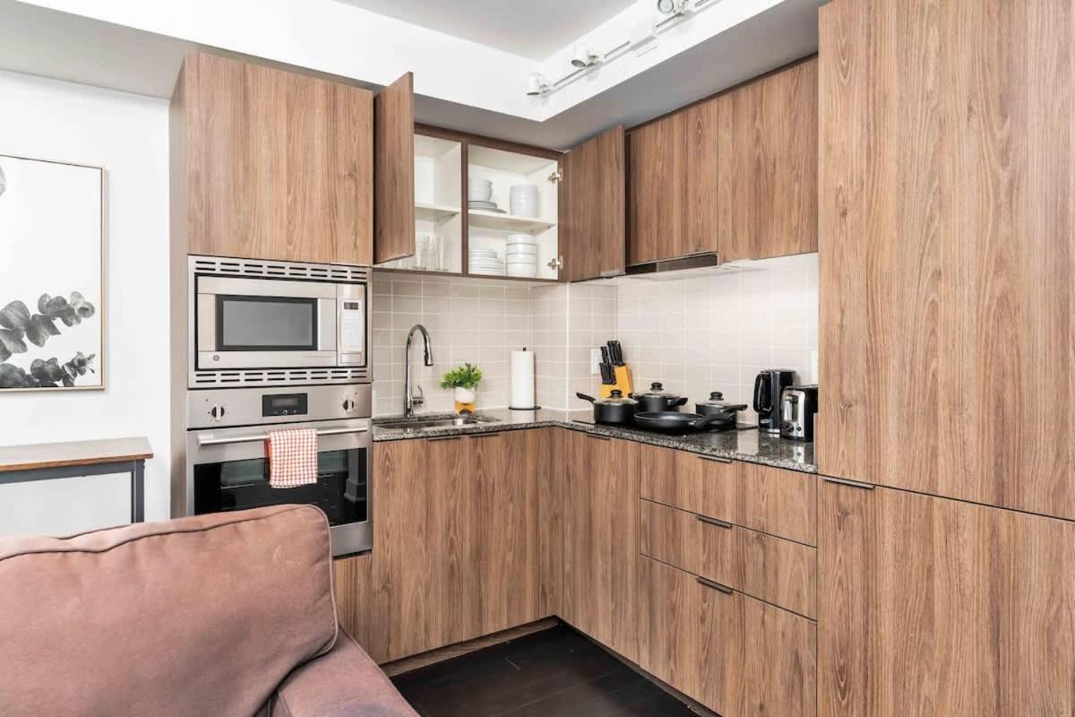 Easy Access 1BR on Bay Street
