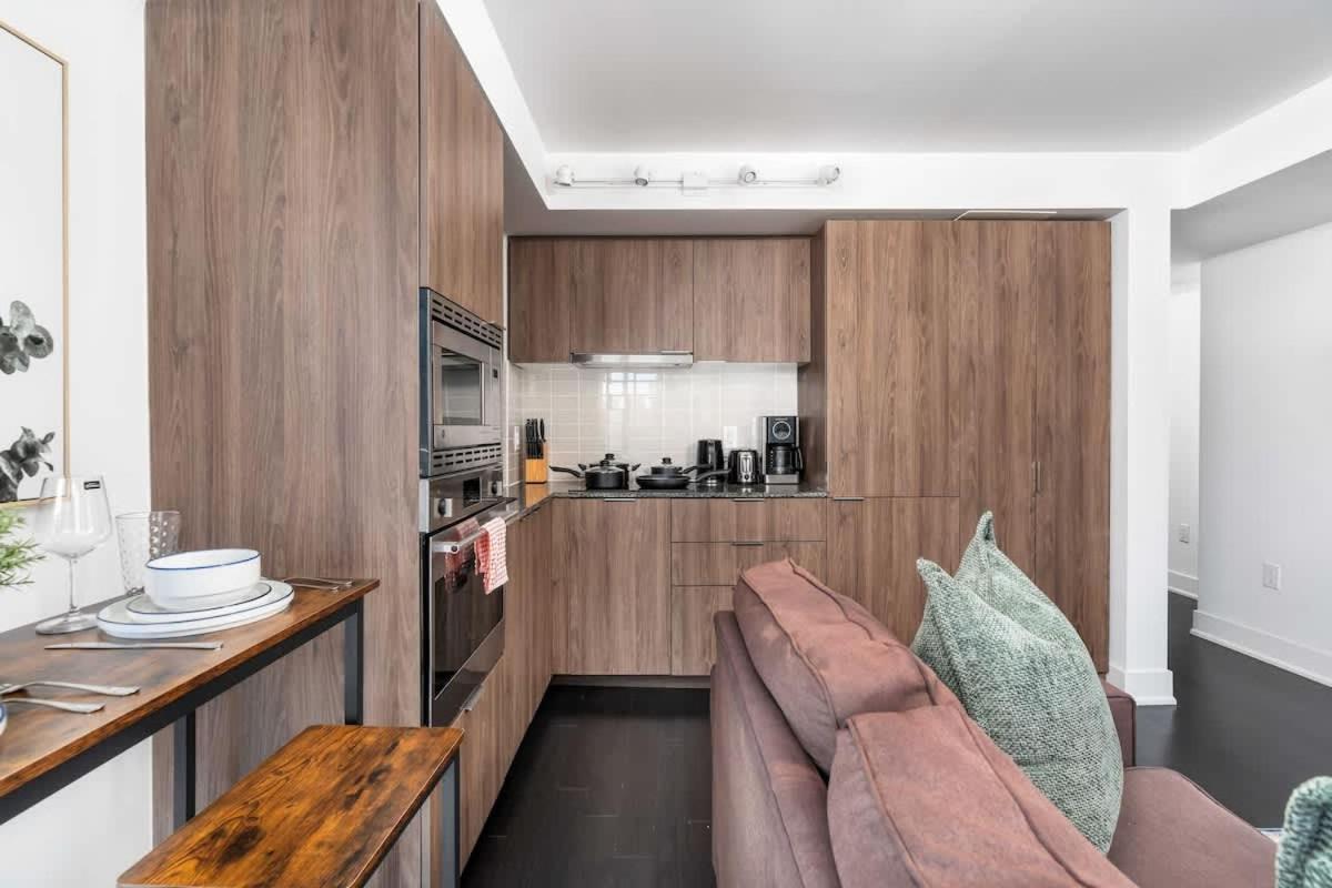 Easy Access 1BR on Bay Street