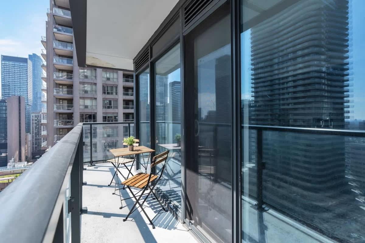 Easy Access 1BR on Bay Street
