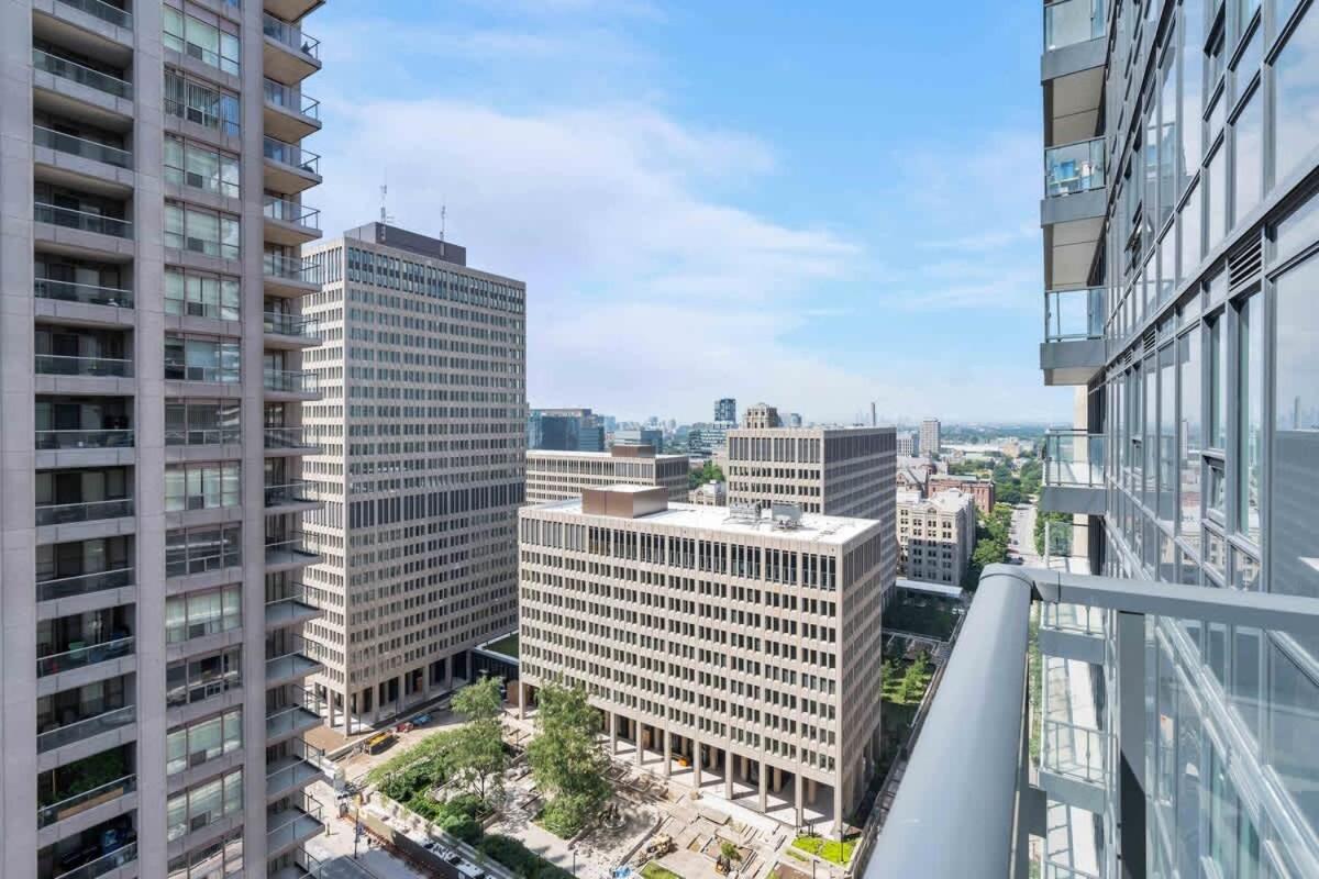Easy Access 1BR on Bay Street