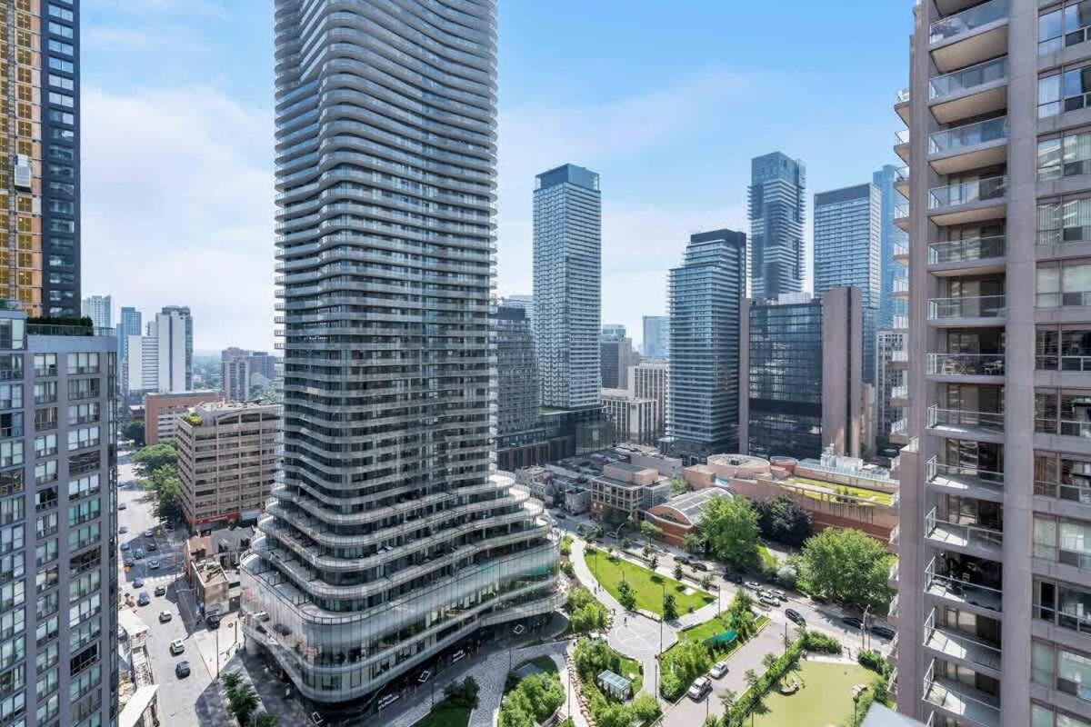 Easy Access 1BR on Bay Street