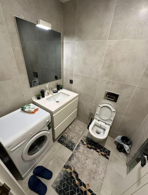 33 floor Cozy central with balcony gym pool