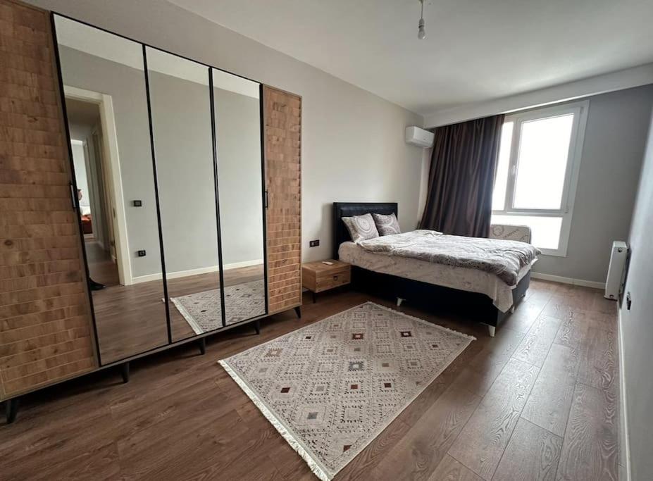 33 floor Cozy central with balcony gym pool