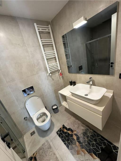 33 floor Cozy central with balcony gym pool
