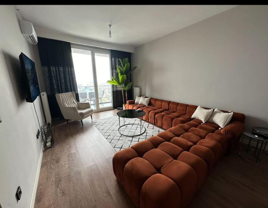 33 floor Cozy central with balcony gym pool